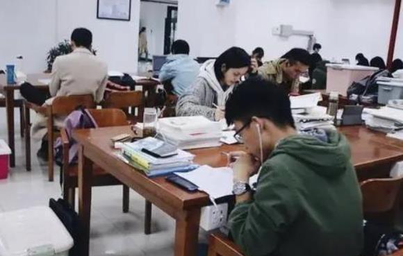 95后科研新星簡(jiǎn)歷曝光，4個(gè)博士2個(gè)博后，官方暫停與其聘任關(guān)系