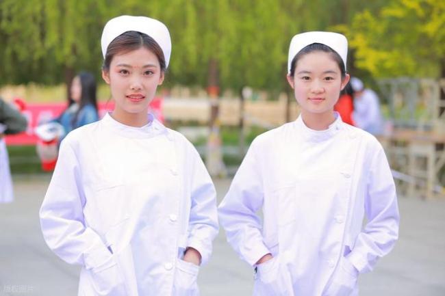 211大學招聘沒編制，兩個女生找不到工作，護理學本科不好就業？