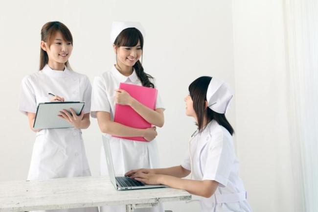 211大學招聘沒編制，兩個女生找不到工作，護理學本科不好就業？