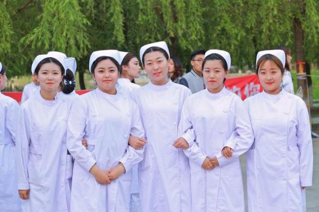 211大學招聘沒編制，兩個女生找不到工作，護理學本科不好就業？